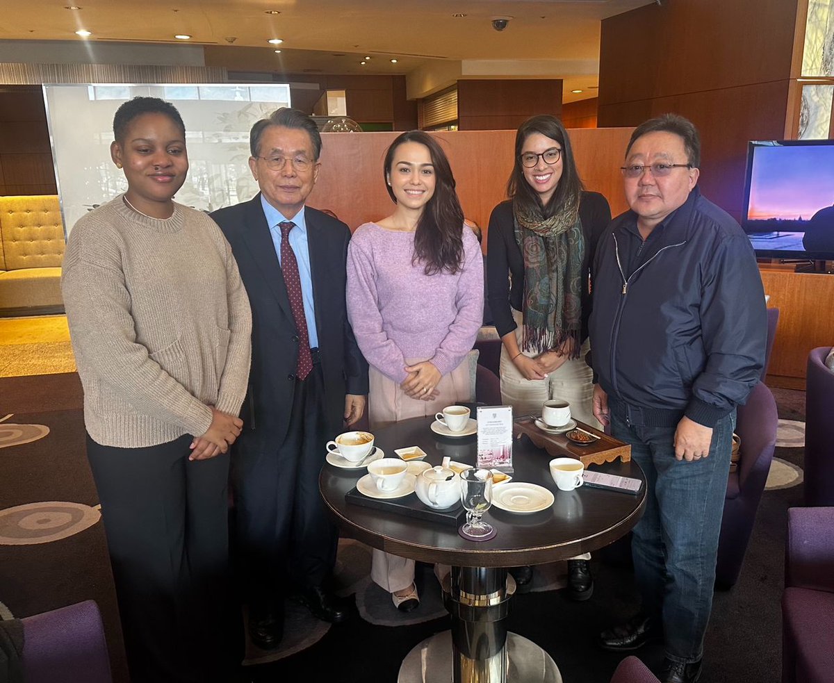 This morning @jokateM, @JoAnnaSueHenley and @alearburola, from our Network of Young Decision-makers, have had the opportunity to meet with our Members @elbegdorj and Han Seung-soo and exchange views and discuss the upcoming Club de Madrid projects #WYDEYouth #YouthDemocracyCohort