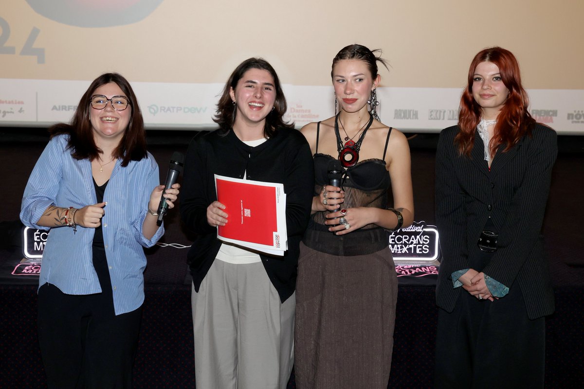 🏳️‍🌈 Le pass Culture était présent au #FestivalÉcransMixtes à Lyon la semaine dernière ! Pour la troisième année consécutive, 5 jeunes du pass ont pu décerner le prix du Jury Jeune au film de leur choix. Cette année, le grand gagnant est 'Rossosperanza' d'Annarita Zambrano 🥇