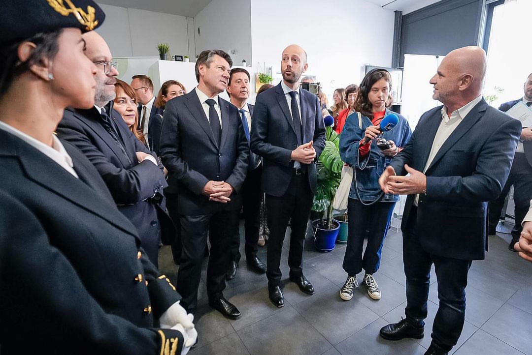 hervecael's tweet photo. Stanislas GUERINI, ministre de la Transformation et de la Fonction publiques, est à Nice pour suivre la concrétisation du plan de protection des agents publics initié en septembre dernier. A l’espace France services PIMMS médiations de l’Ariane avec @cestrosi #Nice06 https://t.co/4tfXQEDiEe