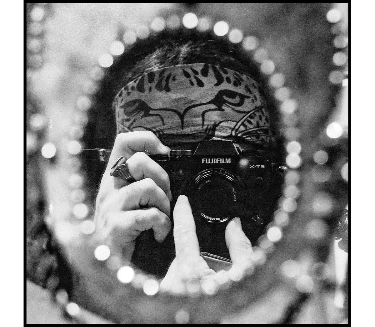 EGO PORTRAIT 18
.
#portrait #capture #oneshot #photoobserve #reflection #reflet #noiretblanc #monochrome #bnw #bnwphoto #bnwphotography #blacknwhite #blackandwhite #bw #bwphotography #blackandwhitephotography #black_and_white #selfie #selfportrait #autoportrait #stephanealfonsi