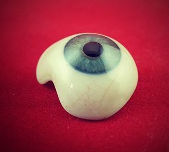 'Eye' spy #ToolsOfTheTrade! 👀 This beautifully crafted prosthetic eye is made of handblown glass and is detailed right down to the tiny red veins in the sclera (white of the eye)!

Discover our collections online! buff.ly/38IXcBF 

#OldOpTheatre #HistMed