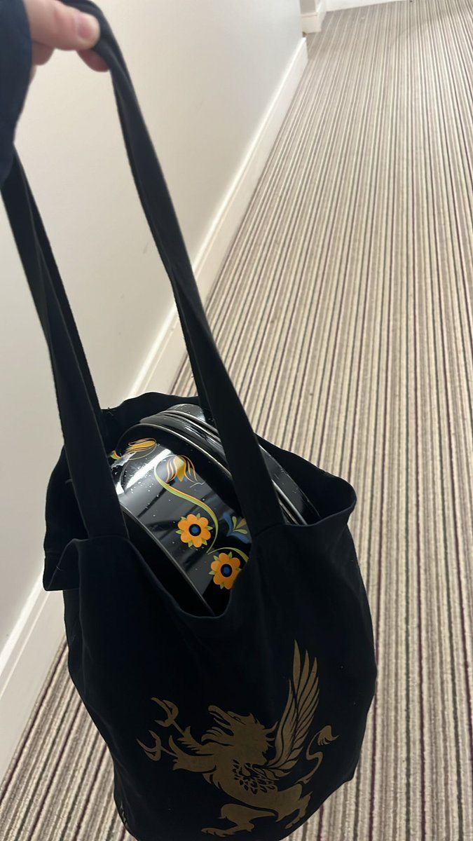 FieldingAtLaw's tweet image. 📢📢📢 PLEASE SHARE MISSING WIG AND GOWN

My wig, gown and lovely wig tin have gone missing from the advocates room in St Albans Magistrates Court on 26/2/24. It was in a Gray's Inn black bag. 

If anyone has come across it or can help to return it I would appreciate that...