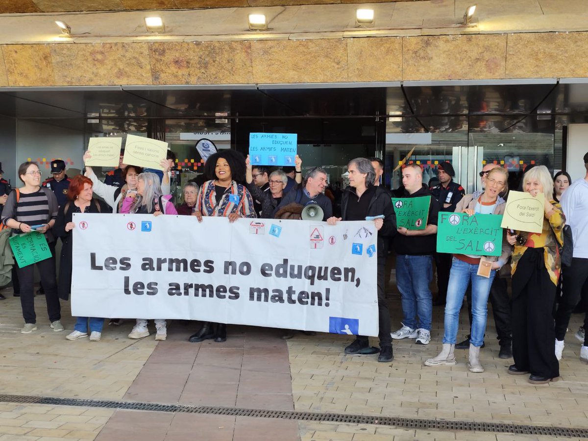 cupeducacio's tweet photo. Aquest matí, @desmilitaritzem Lleida ha estat present al FormaOcupa per denunciar la presència d'un estand de l'exèrcit en un espai educatiu i de formació.  

No és formació, és reclutament. Fora l'exèrcit de l'escola!

Les armes no eduquen, les armes maten! https://t.co/Z9e4OeCNAJ