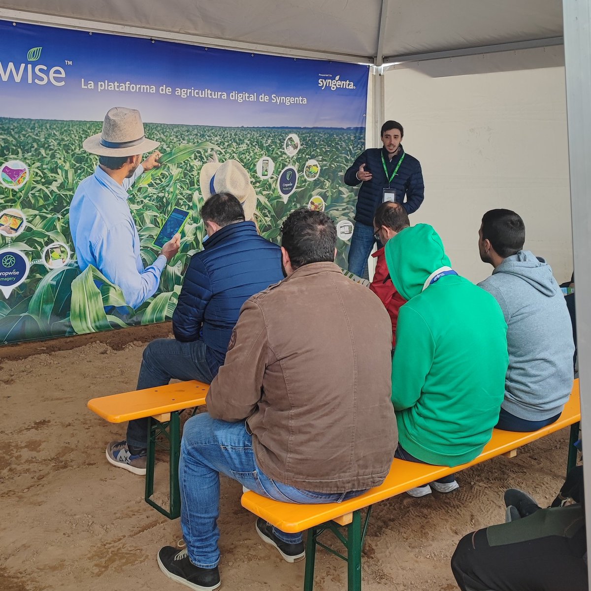 SyngentaES's tweet photo. #SyngentaDigital 🛰️🌱

Álvaro Gallardo y Fernando Plaza se encargan de hablar sobre las nuevas herramientas digitales de #Syngenta.

🆕 #Cropwise, la nueva plataforma digital de gestión de Syngenta.
🆕 #Interra®Scan, novedoso escáner que ofrece un mapeo de suelos en alta resolución de hasta 27 capas de información.

#SyngentaInnovación #AgTech #Agricultura #SyngentaDigital