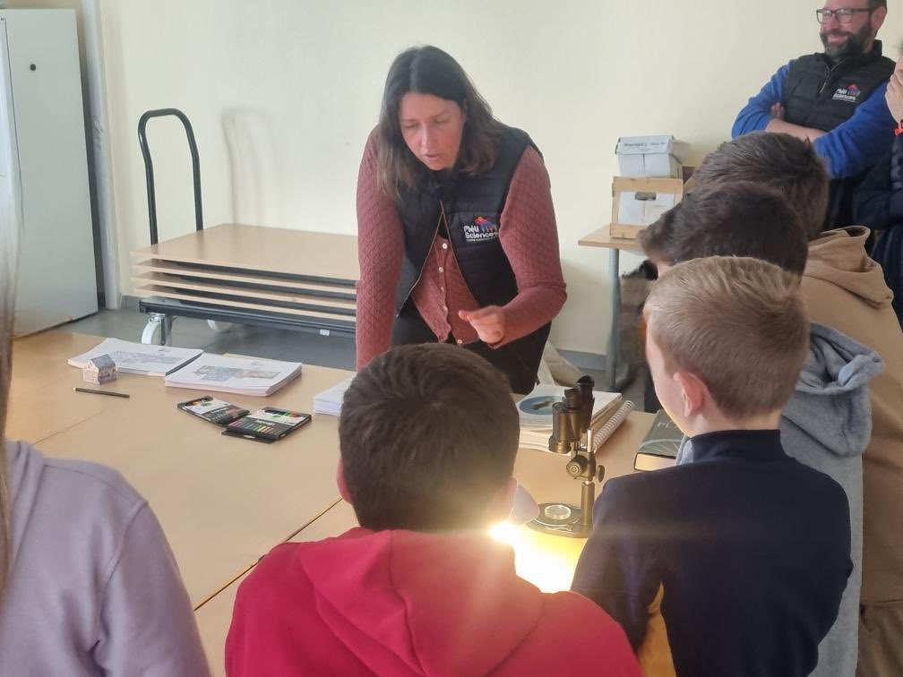 Nouvelle journée #MéliSciences ! 🐝
Au collège Louise Michel de Villeneuve-St-Germain, @TIS_Bio @XR59 (@UMS_PLBS @umr8576) et Alice Delagrange (@LOG_labo) mêlent écologie planctonique, microscopie et usage de l’#IA dans ce nouvel atelier interdisciplinaire 🦐🔬💻