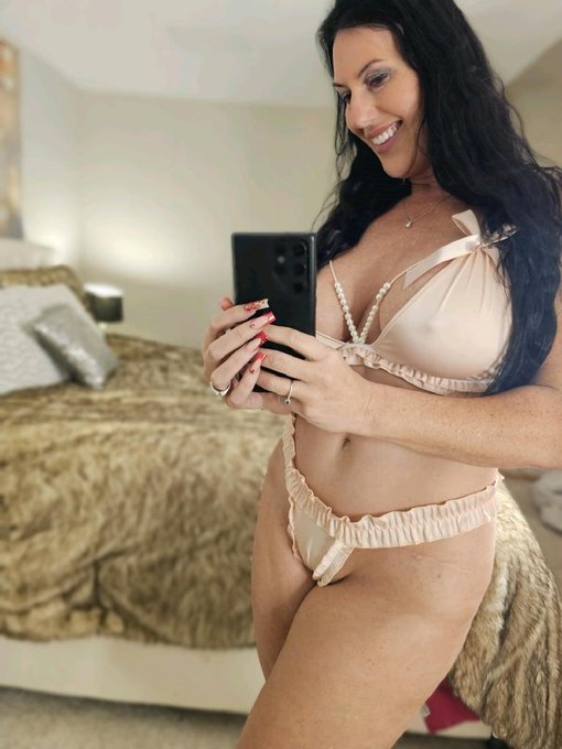 I am going to take pictures with fans during @EXXXOTICA next month, but I also want to bring pictures<a class="tags" target="_blank" title="On Twitter" href="/?out=eyJ0eXAiOiJKV1QiLCJhbGciOiJIUzUxMiJ9.eyJpYXQiOjE3MjA5NDc3NTMsImlzcyI6InR3cG9ybnN0YXJzLmNvbSIsIm5iZiI6MTcyMDk0Nzc1MywiZXhwIjoxNzUyNDgzNzUzLCJyZWRpcmVjdF91cmwiOiJodHRwczovL3R3aXR0ZXIuY29tL0VYWFhPVElDQSJ9.XWCvoanGlpj_LZC0cc-pacTUW5_KSPulh6PcpqhOs6CvRw3Gq8KhdjMuLingj-6CN3NzpupgSjnOB_WD-2xCkw">@EXXXOTICA</a><a href="/tag/superbowl"class="tags"><span>#superbowl</span></a>