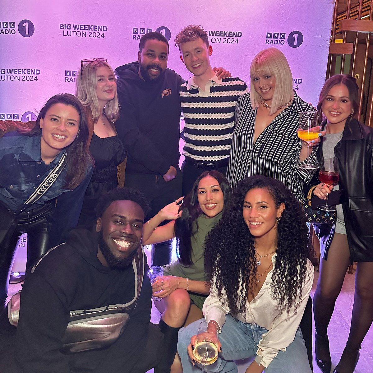 R1 BIG WEEKEND INCOMINGGG 🚨 what a gang 🫶 (ft the face of a man who had a 22 hour long day ~ me) 📸 - @GettyImages