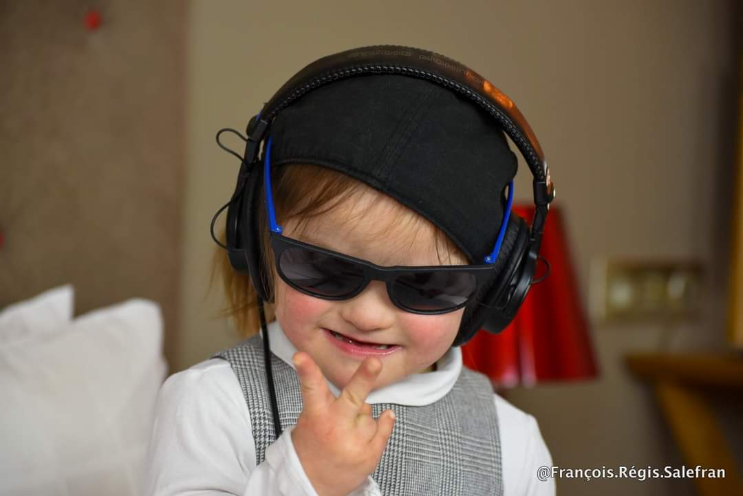 salefran's tweet photo. 21 mars 2024:
Journée mondiale de la Trisomie 21, la différence est une force et une richesse.
L’occasion de célébrer les personnes « uniques »
#journeemondialedelatrisomie21 #trisomie21 #trisomy21day #Handicap
#worlddownsyndromeday #downsyndrome #chaussettesdepareillees https://t.co/475fiD9MEB