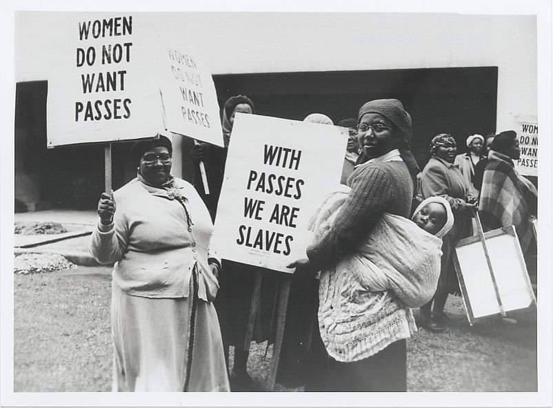 BlkHistStudies's tweet photo. Around 5,000 people had gathered at Sharpeville police station to protest against pass laws, which were designed by an apartheid government to restrict and control the movement of Black Africans and force the segregation of South Africa along racial lines. #sharpesvillemassacre https://t.co/4K2oBGIhXP