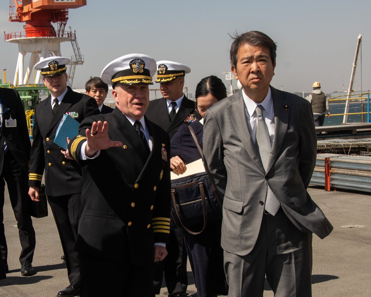 Capt. Daryle Cardone, commanding officer of the U.S. Navy’s only forward-deployed aircraft carrier, USS Ronald Reagan (CVN 76), gives a tour to the Hon. Representative ISHIHARA Hirotaka, National Security and Nuclear Disarmament advisor.

#USNavy | #AlliesAndPartners https://t.co/UcU23LvEdY