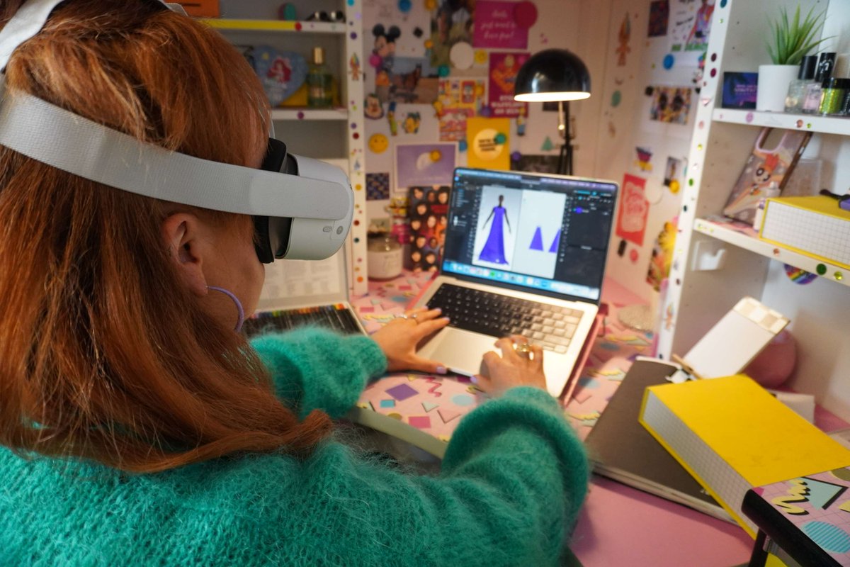 📶 5G & Fashion ➡️ Allows designers to conceptualise creations digitally ➡️ Allows for collaborations between designers online in real-time ➡️ Creates a more immersive viewing experience through AR + VR Read more: httpow.ly/VkOZ50QaLKFco @ScotReDesigned