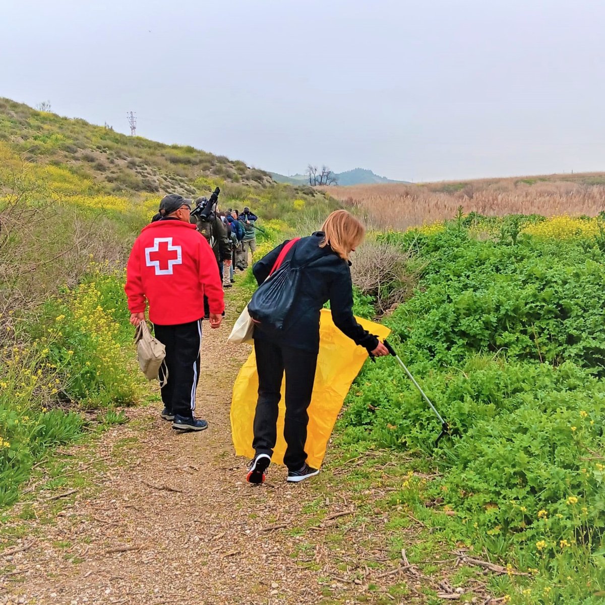 CruzRojaMadrid's tweet image. Envases, latas, bolsas, botellas, neumáticos... ¿Sabes la cantidad de residuos que hay en nuestros espacios naturales? 🌳 La &apos;basuraleza&apos;, término acuñado por el #ProyectoLIBERA de @SEO_BirdLife y @ecoembes, define la contaminación de estos entornos por culpa del ser humano.