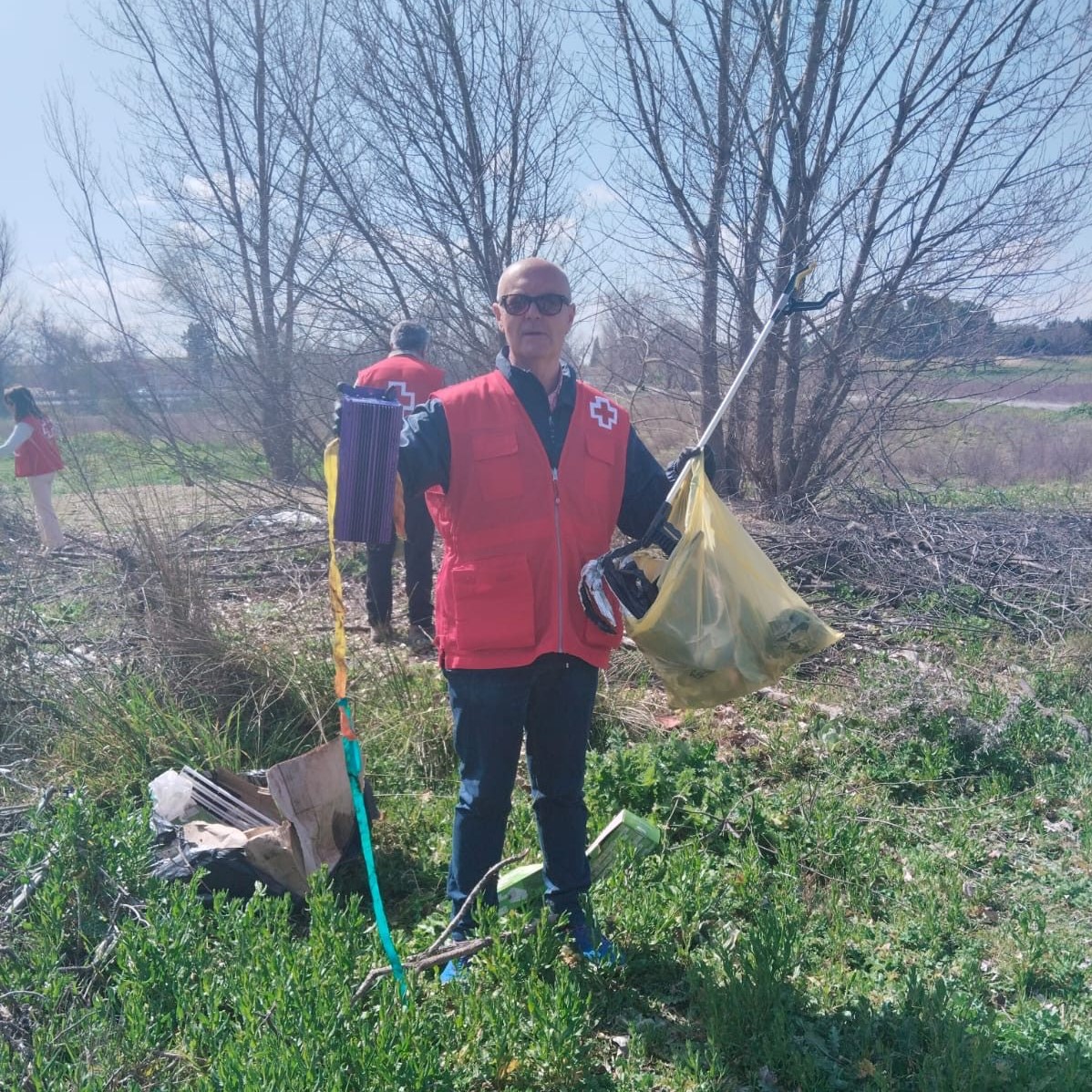 CruzRojaMadrid's tweet image. Envases, latas, bolsas, botellas, neumáticos... ¿Sabes la cantidad de residuos que hay en nuestros espacios naturales? 🌳 La &apos;basuraleza&apos;, término acuñado por el #ProyectoLIBERA de @SEO_BirdLife y @ecoembes, define la contaminación de estos entornos por culpa del ser humano.