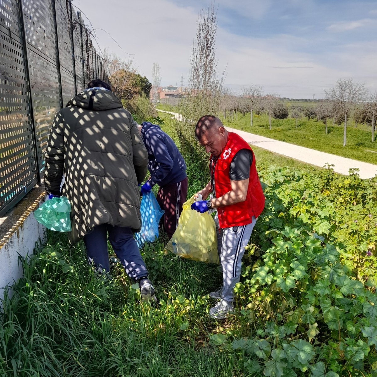 CruzRojaMadrid's tweet image. Envases, latas, bolsas, botellas, neumáticos... ¿Sabes la cantidad de residuos que hay en nuestros espacios naturales? 🌳 La &apos;basuraleza&apos;, término acuñado por el #ProyectoLIBERA de @SEO_BirdLife y @ecoembes, define la contaminación de estos entornos por culpa del ser humano.