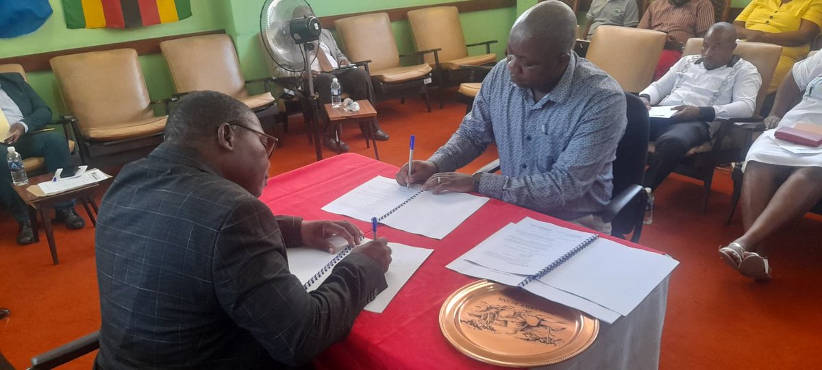 @zouuniversity & @CityofMasvingo have signed an MoU to use digesters at the council sewage works to produce bio-methane gas for cooking. At full capacity, the project will produce 4 000m³ of purified bio-methane gas which uses the same equipment as LPG. enviropresszim.com/2024/03/20/mas…