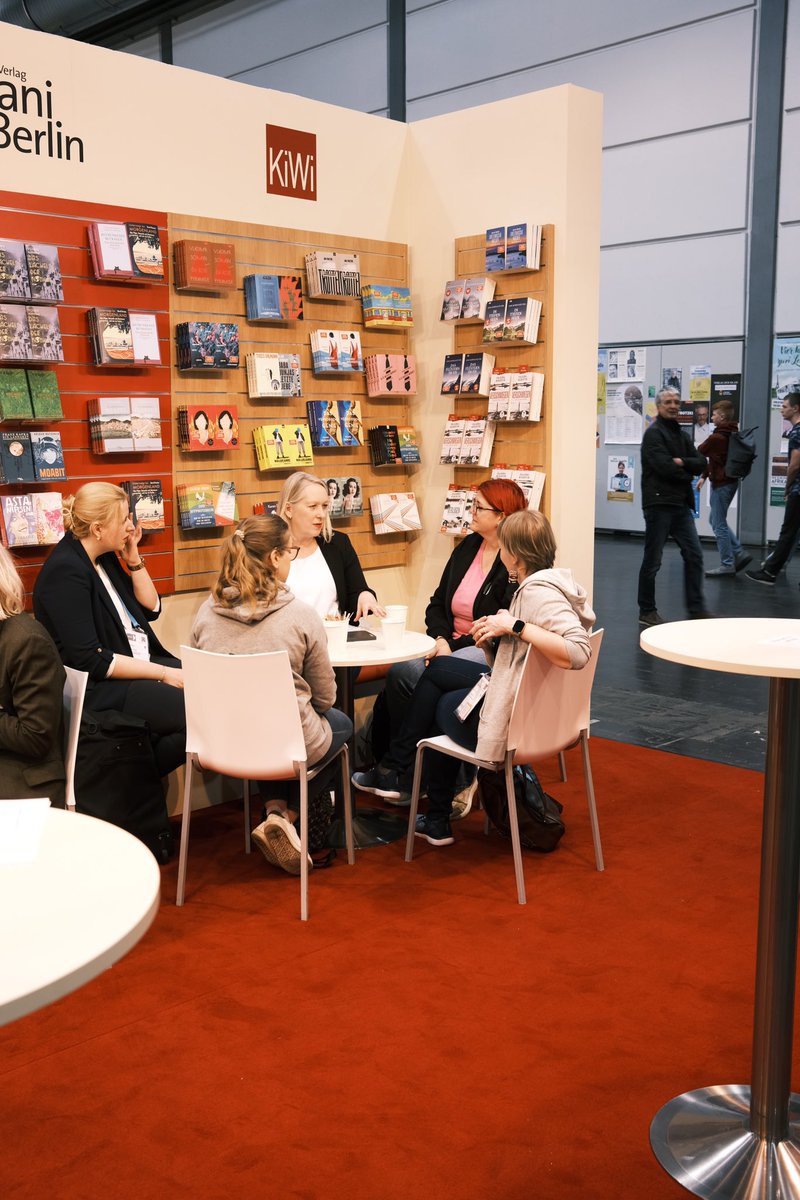 Jetzt ist wieder Zeit für großartige Bücher, inspirierende Begegnungen und tolle Veranstaltungen! Wir freuen uns auf euren Besuch bei uns am Stand: Ihr findet @GalianiBerlin und uns in Halle 5 / E 105 @buchmesse.📍 Wer kommt vorbei? 🙋 #leipzigerbuchmesse #lbm24 #lbm