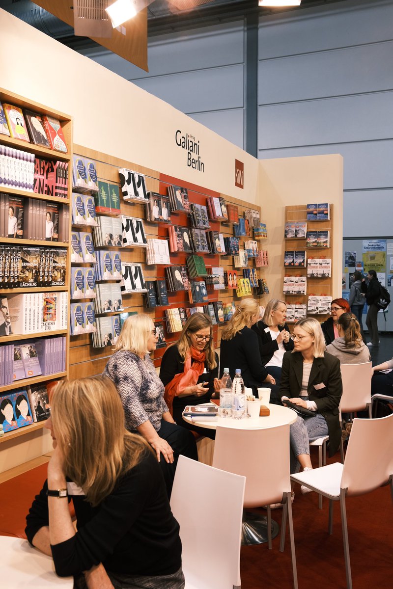 KiWi_Verlag's tweet photo. Jetzt ist wieder Zeit für großartige Bücher, inspirierende Begegnungen und tolle Veranstaltungen!
Wir freuen uns auf euren Besuch bei uns am Stand: Ihr findet @GalianiBerlin und uns in Halle 5 / E 105 @buchmesse.📍 Wer kommt vorbei? 🙋

#leipzigerbuchmesse #lbm24 #lbm https://t.co/yV1ceKeMcn