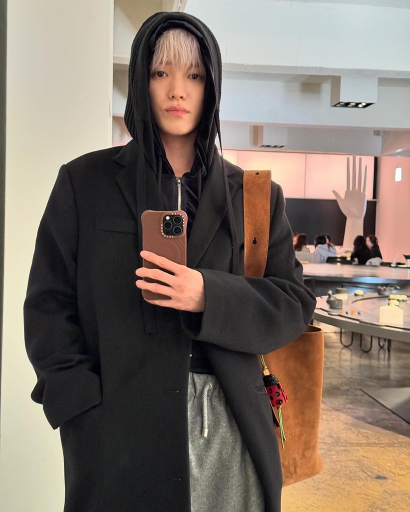 protect_tyong's tweet photo. TAEYONG LOOKS SO GOOD IN LOEWE

#LOEWE 
#LOEWEpebble
#로에베 #LOEWETAEYONG https://t.co/sMSMQhSpDu