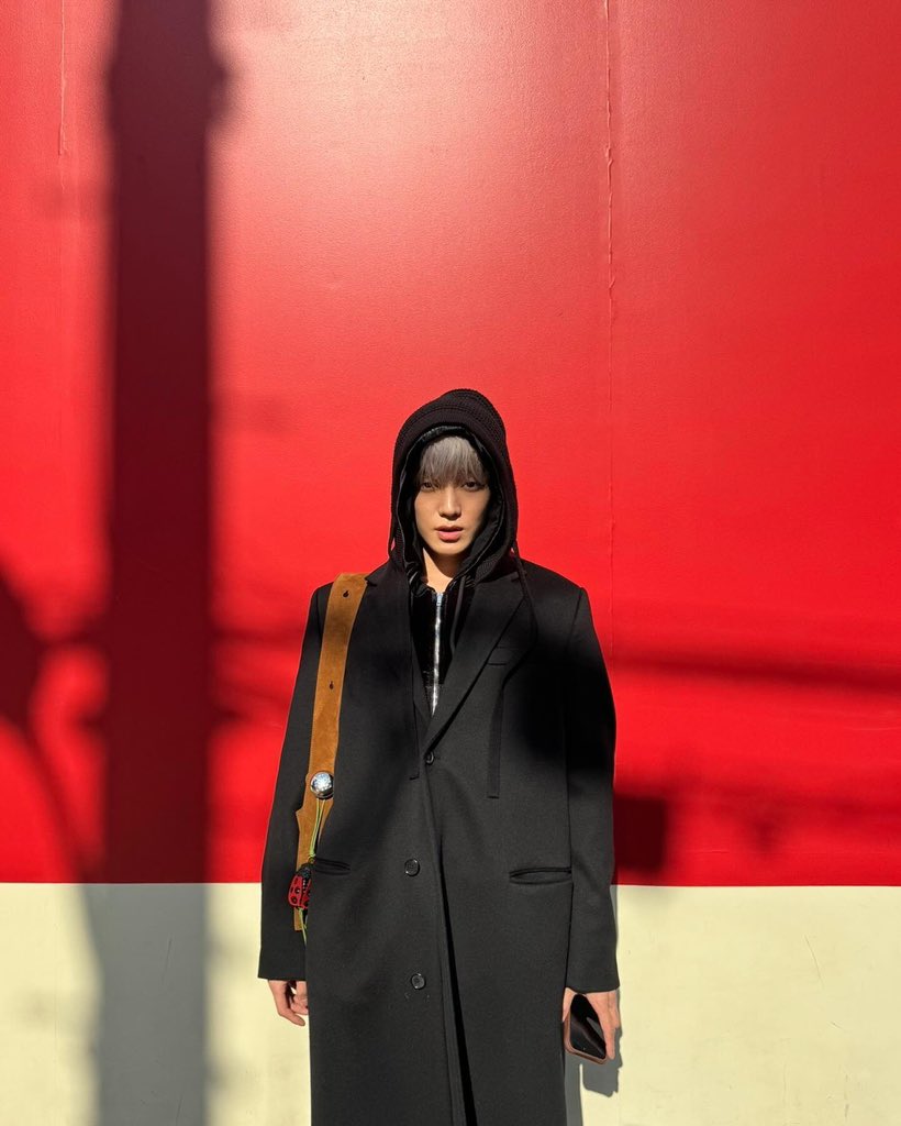 protect_tyong's tweet photo. TAEYONG LOOKS SO GOOD IN LOEWE

#LOEWE 
#LOEWEpebble
#로에베 #LOEWETAEYONG https://t.co/sMSMQhSpDu