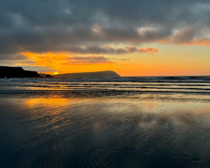 #AstronomicalSpring sunsets got off to a great start at #NewportSands yesterday courtesy @bancyreithin #peoplewithpassion #welshpassion