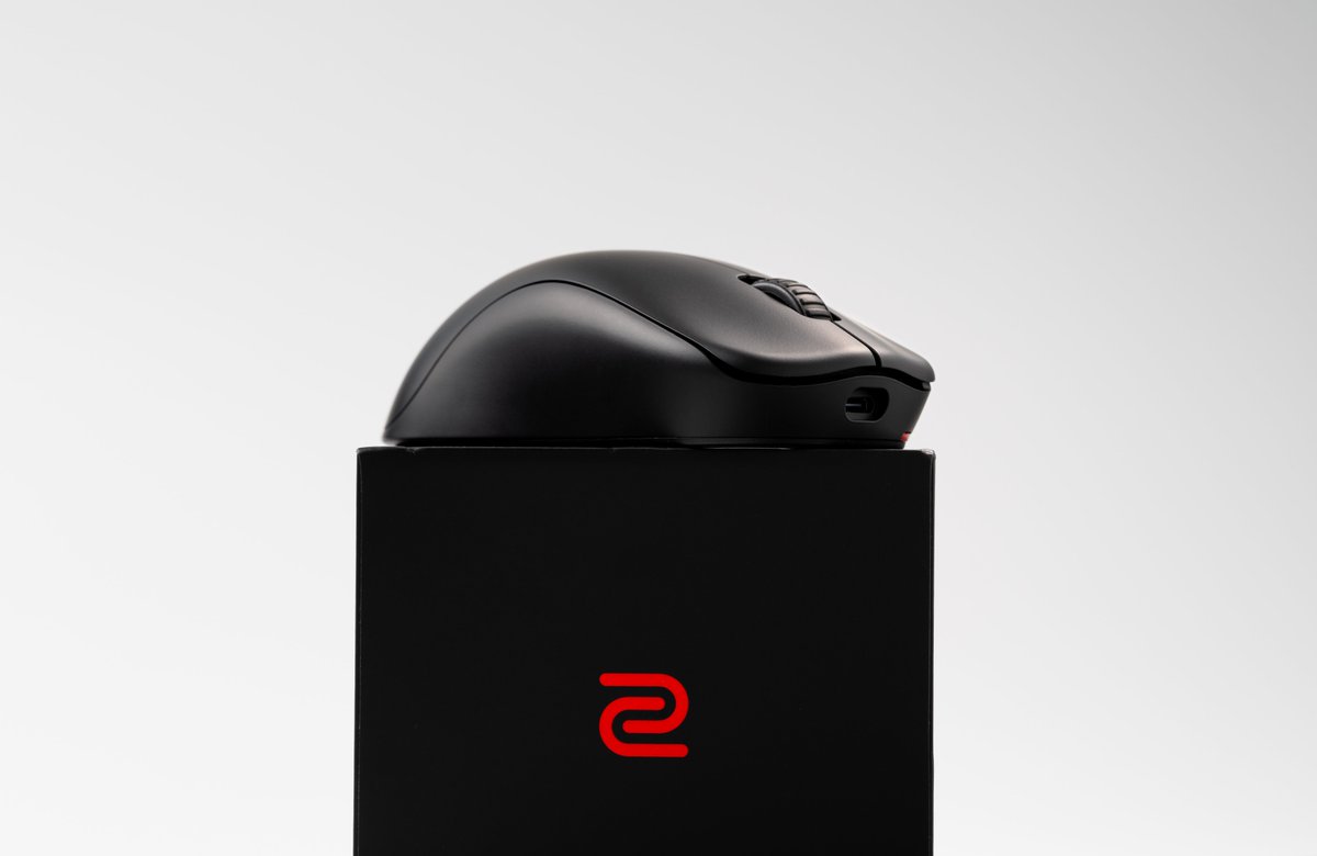 Escaldi's tweet photo. Zowie U2 https://t.co/Rky1AYyguF