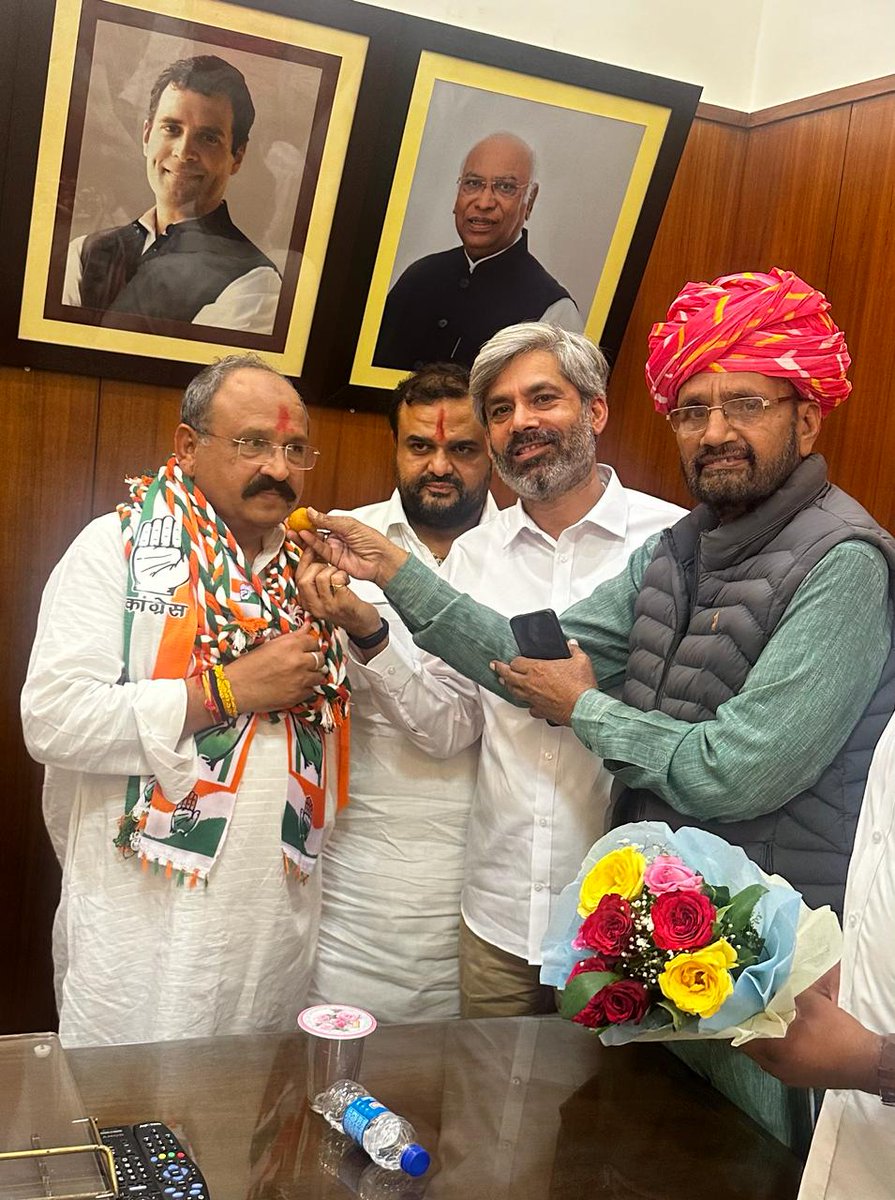 SharmaSamridh's tweet image. हाड़ौती से BJP नेता श्री प्रहलाद गुंजल जी एवं उनके साथ आए समस्त भाजपा पदाधिकारियों, नेताओं व कार्यकर्ताओं का कांग्रेस परिवार में हार्दिक स्वागत।

साथ ही सिवाना से श्री सुनील परिहार जी, शिव से श्री फतेह खान जी एवं युवा नेता श्री नरेश मीणा जी का भी कांग्रेस परिवार में अभिनंदन है।…