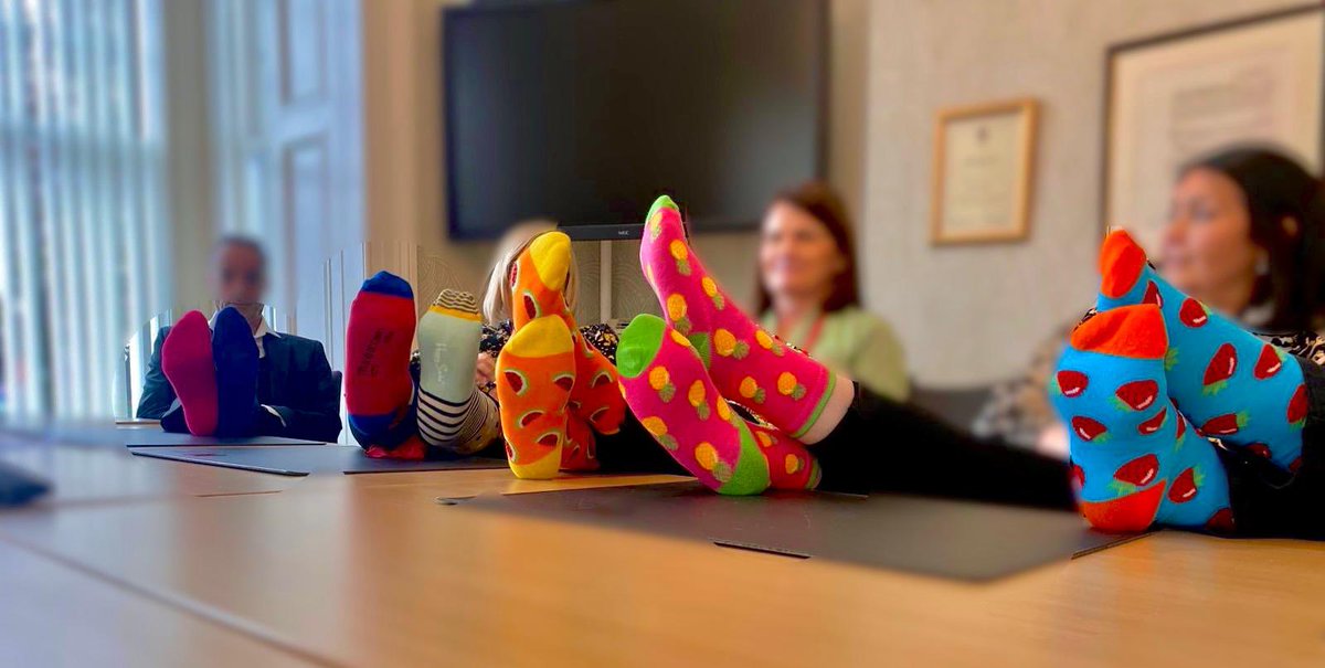 LeeRobekelly's tweet image. A break in @RCN_NI meeting &amp;amp; staff just rocking their socks ☺️#EndTheStereotypes #WDSD @LDNursesNI