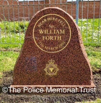 Today we remember PS William Forth of Northumbria Police who was murdered on this day in 1993. Whilst at the scene of a disturbance he was fatally stabbed. We unveiled our memorial to him in Gateshead in 1995 @northumbriapol @NorthumbriaFed #PoliceMemorials #PoliceFamily