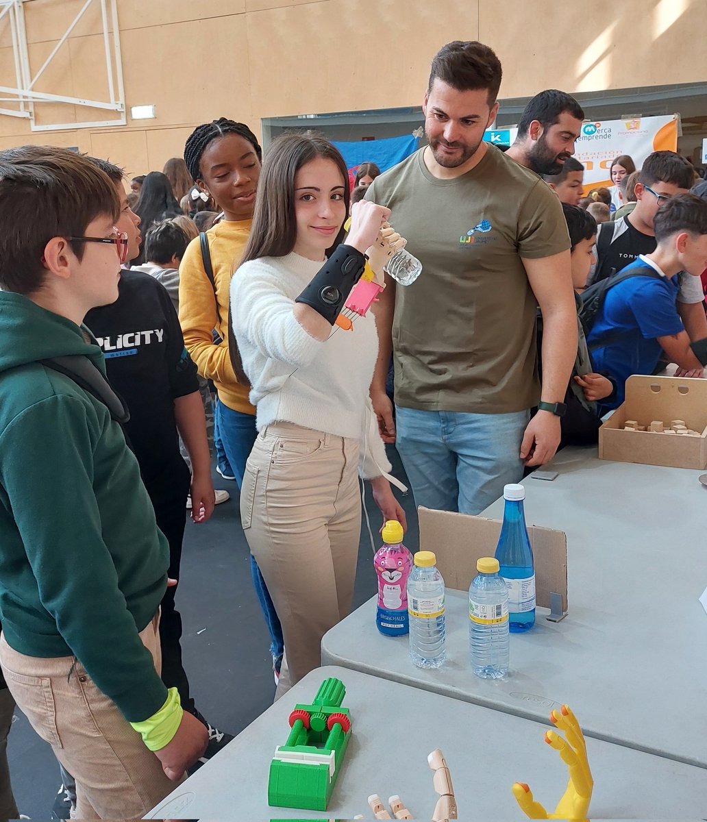 Celebrem la desena edició de la seua fira de ciència #Firujiciència. Amb la participació confirmada de més de mig centenar de tallers i una previsió, d’almenys tres mil visitants. Firujiciència està ubicada en el pavelló poliesportiu del #CampusUJI fins a les 13 hores. #SomUJI…