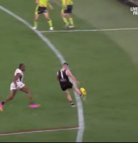 j0sharp's tweet photo. @AFL @Coles What you think @Specsavers? https://t.co/SJechK6FBn