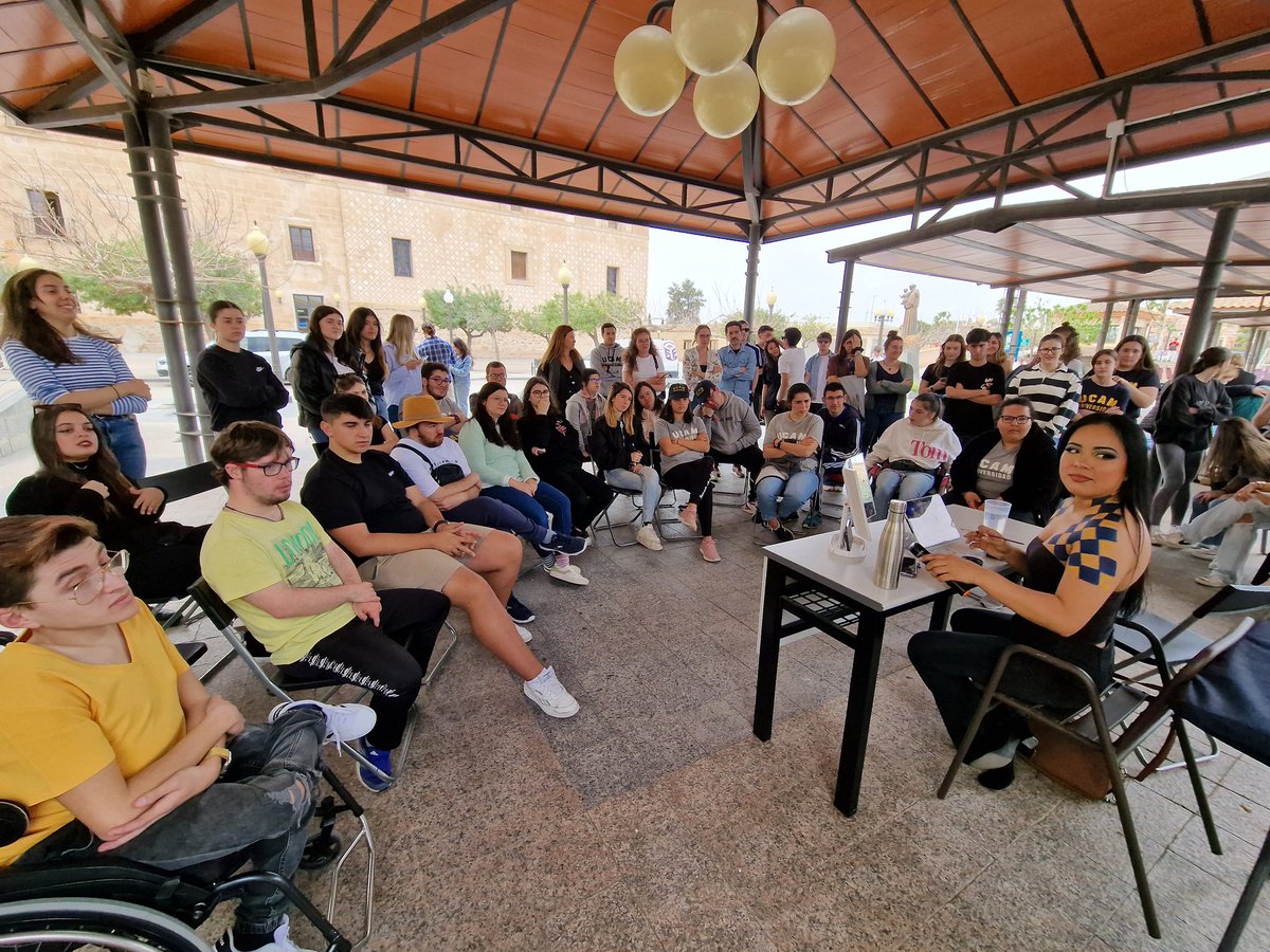 UCAM Universidad (@ucam) on Twitter photo 📸 <a href="/Marcela_Peraz/">Marcela Peraz</a> está haciendo una demostración a los estudiantes de UCAMPACITAS y <a href="/UCAMeducacion/">UCAM Educación</a> dibujando el logo del nuevo club de ajedrez.
✅️ #DiaMundialdelSíndromedeDown 📸 <a href="/Marcela_Peraz/">Marcela Peraz</a> está haciendo una demostración a los estudiantes de UCAMPACITAS y <a href="/UCAMeducacion/">UCAM Educación</a> dibujando el logo del nuevo club de ajedrez.
✅️ #DiaMundialdelSíndromedeDown