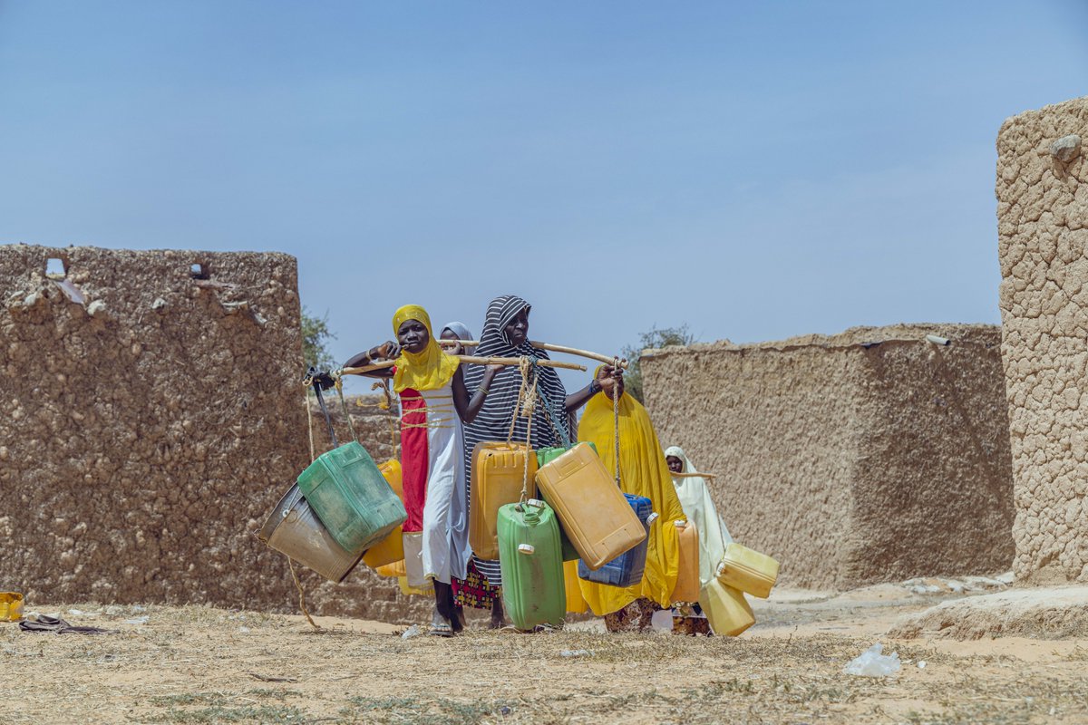 Dans certains villages, les enfants sont contraints de faire un choix difficile : se rendre à l'école ou aller chercher de l'eau. Aucun enfant ne devrait se retrouver dans une telle situation. Chaque enfant mérite l'accès à de l'eau potable ainsi qu'à une éducation de qualité.