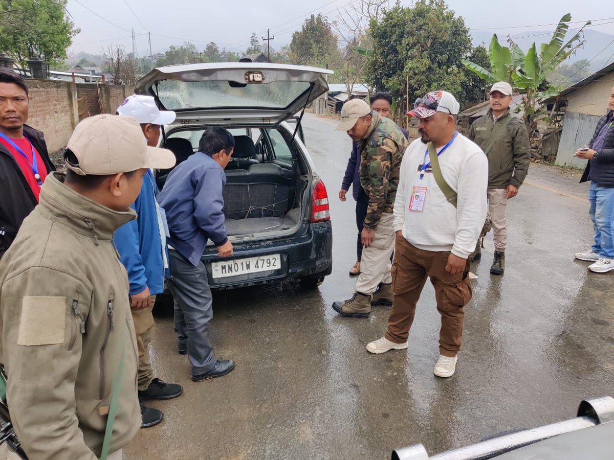 ChandelDeo's tweet photo. MCC Team, EEM(FST/SST) Team along with police personnel checking and scanning at strategic points.
@ECISVEEP @CeoManipur @SpokespersonECI
#LokSabhaElections2024 https://t.co/UDGU4UmSTx