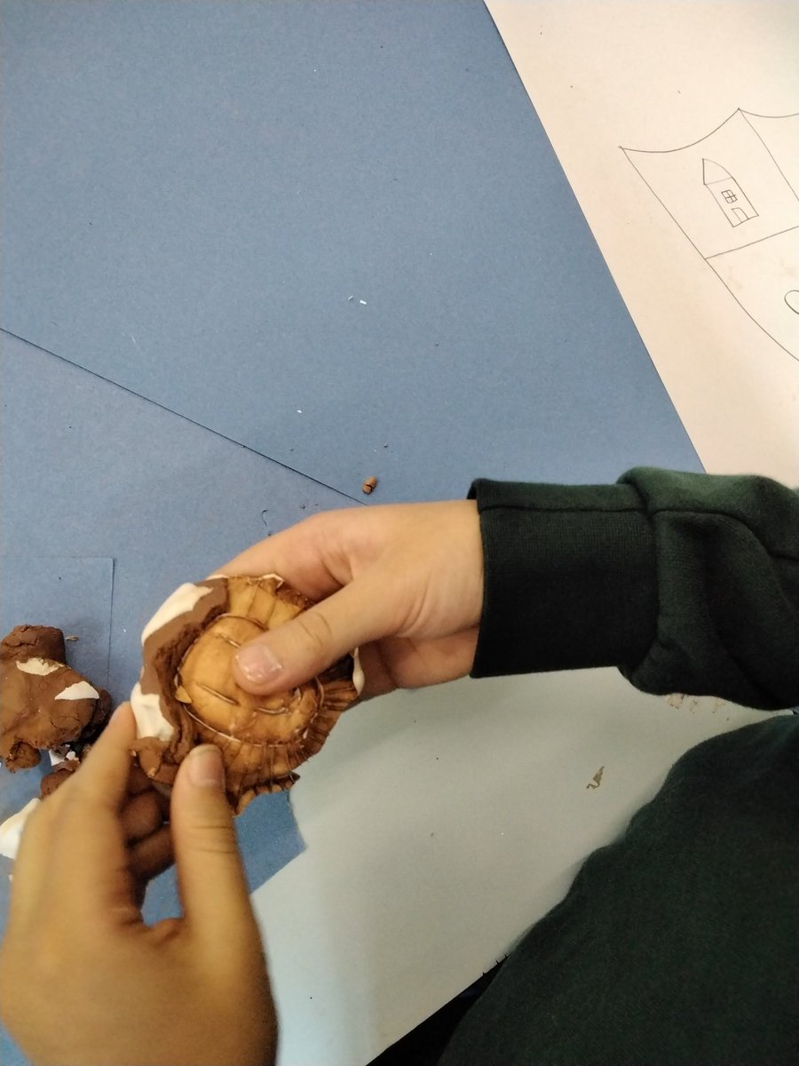 4B start their Art Day with Mr Keating (artist in residence). They learnt about the artist Rachel Whiteread and how she uses the process 'casting ' to create pieces of art. The children then used this technique to create their own moulds.
#ArtDay #AIR #4B #WPS #LeighTrust