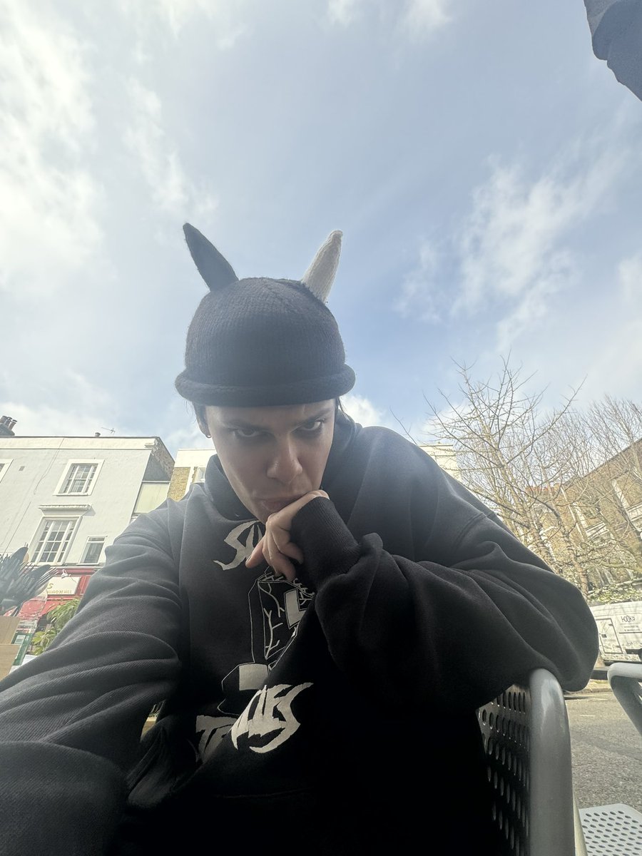 yungblud's tweet photo. #bludfest is trendin u know what to do motherfuckers 👀 https://t.co/XoChdcnGQu