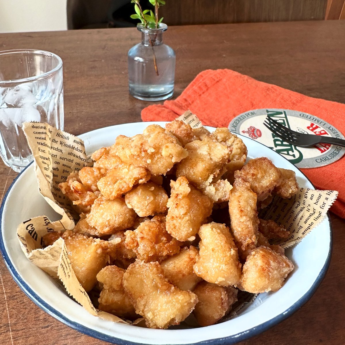 syunkon0507's tweet photo. ここ最近で一番気に入ってる胸肉レシピ、コロコロスナックチキン

ポップコーンチキン大好きやけどパン粉を塗すのだけどうしても面倒なんで、レジ横チキンの衣を塗してみたらザクザクの味付き衣が一口ごとに味わえて手が止まらん！売れる！

袋2枚で作るから洗い物少ないし揚げずに焼くだけ！最高です https://t.co/NCRwJRxa6N