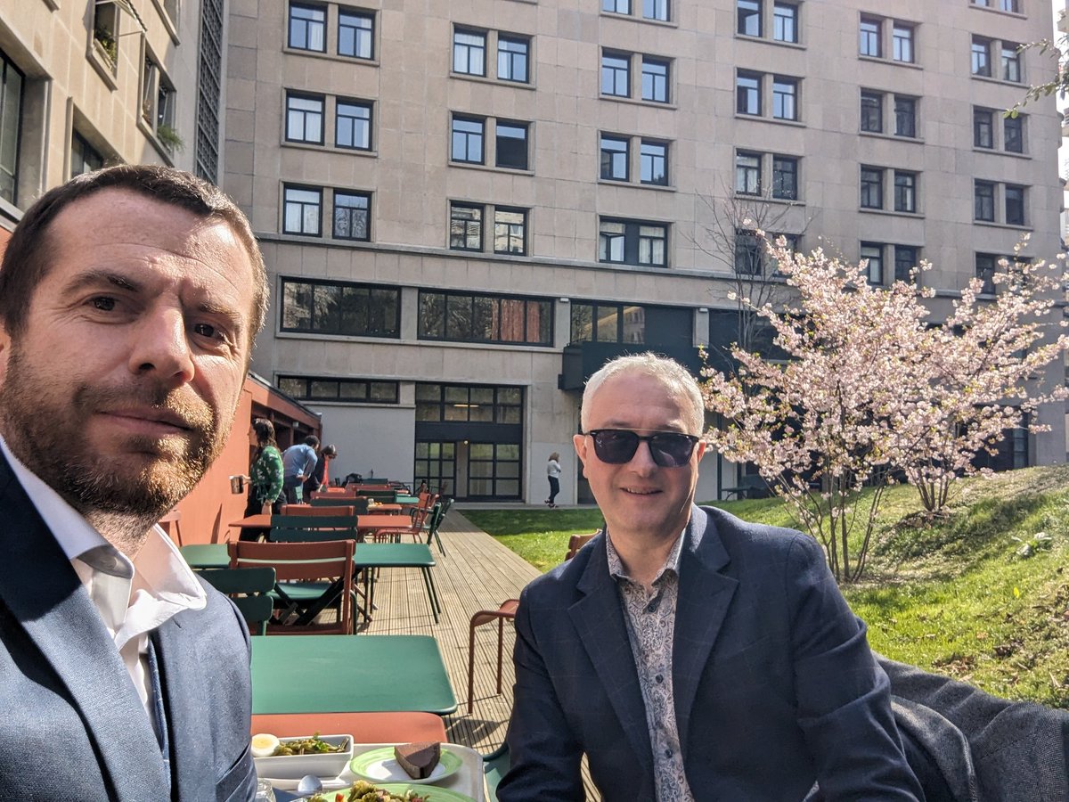 Participation au PNF #CPS au lycée Jean Zay à Paris avec @savarycyrille . Très heureux et honoré de partager les pas de collègues engagés.. et tellement souriants 🙂 Appartenir à une communauté 🙏 @BeyChenu 🌻