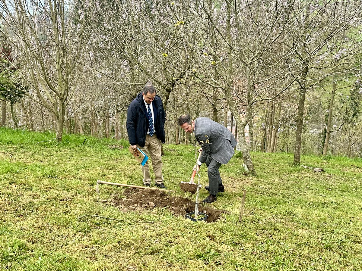bildarratz's tweet photo. La @FPeuskadi se implica para ofrecer la mejor formación, también humanista. Los centros trabajan alineados con los Objetivo de Desarrollo Sostenible, para que el alumnado colabore en el impulso a una sociedad mejor. Hemos visitado en @FraisoroEskola el bosque que lo represena https://t.co/dY0jGaJAbF