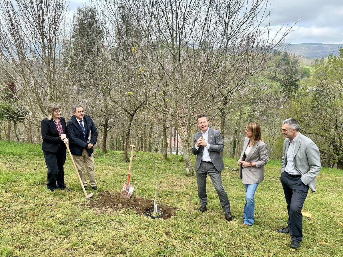 bildarratz's tweet photo. La @FPeuskadi se implica para ofrecer la mejor formación, también humanista. Los centros trabajan alineados con los Objetivo de Desarrollo Sostenible, para que el alumnado colabore en el impulso a una sociedad mejor. Hemos visitado en @FraisoroEskola el bosque que lo represena https://t.co/dY0jGaJAbF