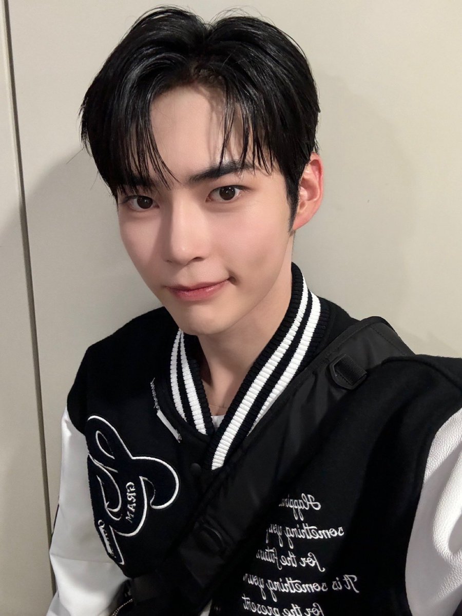 ZB1_official's tweet photo. _𝗭𝗘𝗥𝗢𝗙𝗢𝗖𝗨𝗦

벌써 한빈이가 선배가 되었다니…🫢
대학교 가면 이런 선배 있나요?🧑🏻‍🏫

오늘 한빈 선배 덕분에
날씨도 따뜻하고 마음도 따뜻했어요💘🌸

#ZEROBASEONE #ZB1 
#제로베이스원 https://t.co/SwxsvlgUeg