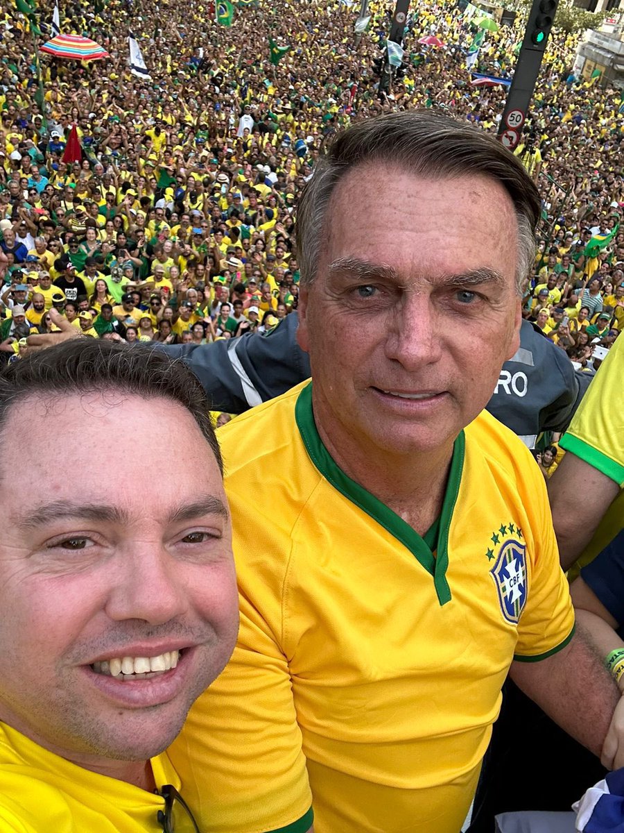 Parabéns para o melhor presidente que o Brasil já teve! Aguardamos seu retorno! Obrigado por não desistir do Brasil, mesmo em meio a tantas perseguições, o senhor segue firme, sendo nossa maior liderança! Deus abençoe e #VidaLongaAoMito