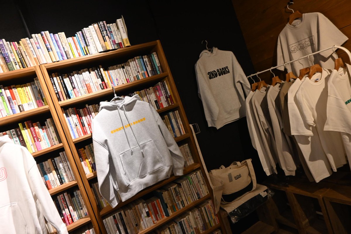 buramachiaruki's tweet photo. 古本が購入出来るブックバーです📚🍺アパレルもあります☺️
カウンターからはくどうれいんさんのサインも見ることが出来ました✨
#andbooks　#青森県　#八戸市 https://t.co/sUBlHZ8g31
