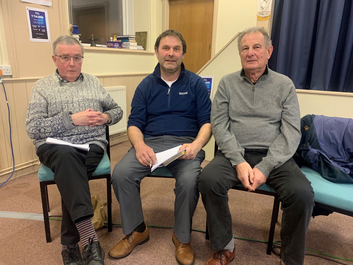 Y ddau dîm ar Y Talwrn nos Sul fydd Y Manion o'r Mynydd a Bro Alaw 👇

📻 Y Talwrn nos Sul 19:00
<a href="/BBCSounds/">BBC Sounds</a> <a href="/trydarbarddas/">Barddas</a> <a href="/GwilHendy/">Gwilym Rhys Jones 🏴󠁧󠁢󠁷󠁬󠁳󠁿</a> <a href="/GDCTRYFILWBC/">Ioan Roberts, Tryfil</a>

bbc.in/3PxN7gd