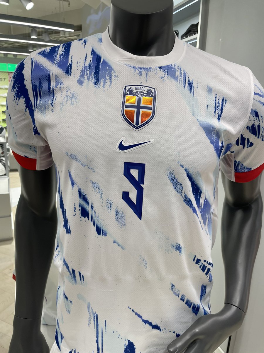 _PointDePenalty's tweet photo. Le flocage sur les nouveaux maillots de la Norvège on stream a fond !! 🇳🇴

photos : @CheGiaevara https://t.co/roFuSUZWKQ