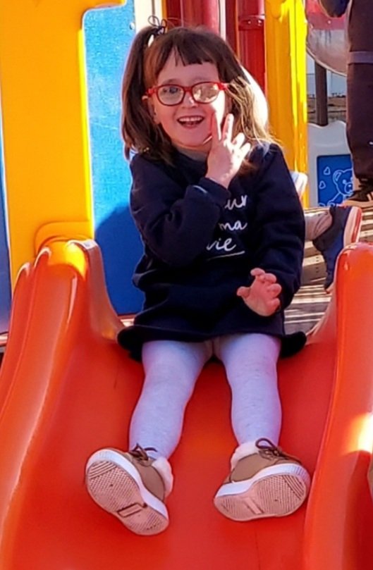 EvaRozG's tweet photo. Ayer, en varias publicaciones del @AjMislata aparecía "#SonrisaVera Justicia". Hoy esos comentarios han desaparecido. @CarlosFBielsa, por más que intentes ocultarlo, nunca dejaré de recordarte que mi hija murió, en parte, por la ineptitud del Ayuntamiento que diriges #SonrisaVera https://t.co/WCIFpMlvKN