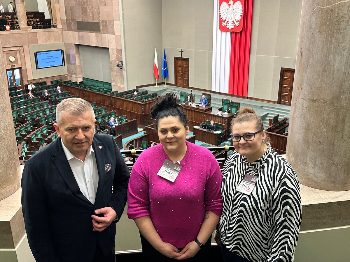 Arlukowicz's tweet photo. Dziewczyny z #Resko🙂 gościliśmy dziś w Sejmie. Resko ważne dla mnie, bo tam parę ładnych lat temu zobaczyłem pierwszy raz świat! Dzięki @M_K_Blonska za możliwość zwiedzenia gabinetu Marszałka! Agnieszka i Dorota! Dzięki za spotkanie! https://t.co/B1HFTloXZG