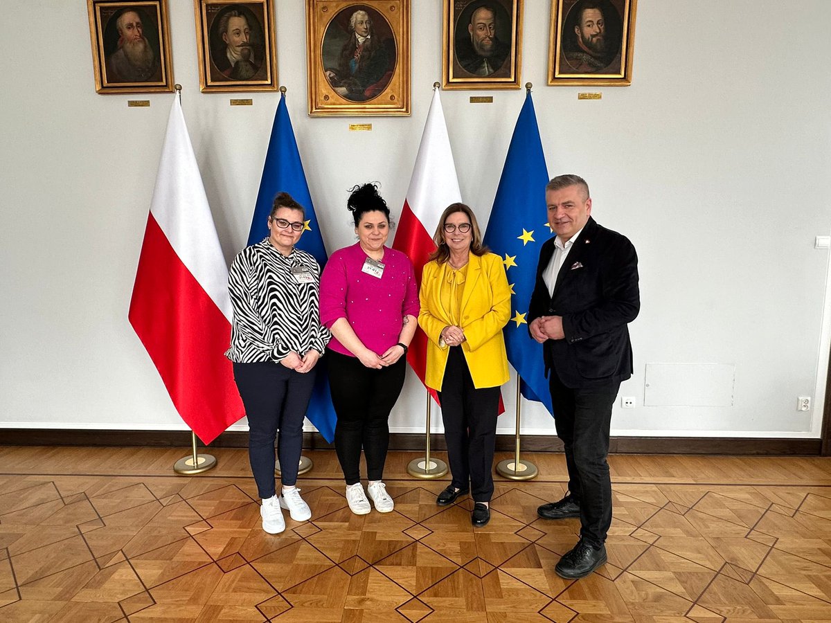 Arlukowicz's tweet photo. Dziewczyny z #Resko🙂 gościliśmy dziś w Sejmie. Resko ważne dla mnie, bo tam parę ładnych lat temu zobaczyłem pierwszy raz świat! Dzięki @M_K_Blonska za możliwość zwiedzenia gabinetu Marszałka! Agnieszka i Dorota! Dzięki za spotkanie! https://t.co/B1HFTloXZG