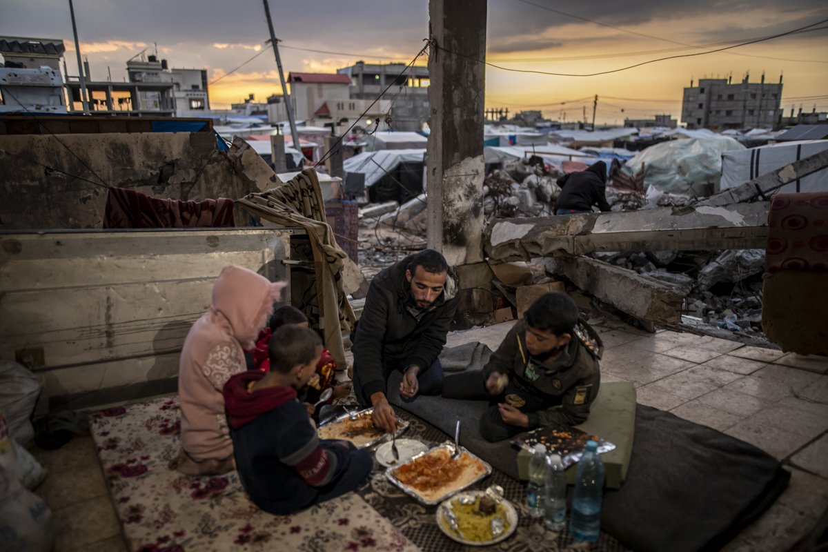 pusholder's tweet photo. İşgal altındaki Gazze'de iftar yapan bir aile. https://t.co/SuQ7zoPM5R