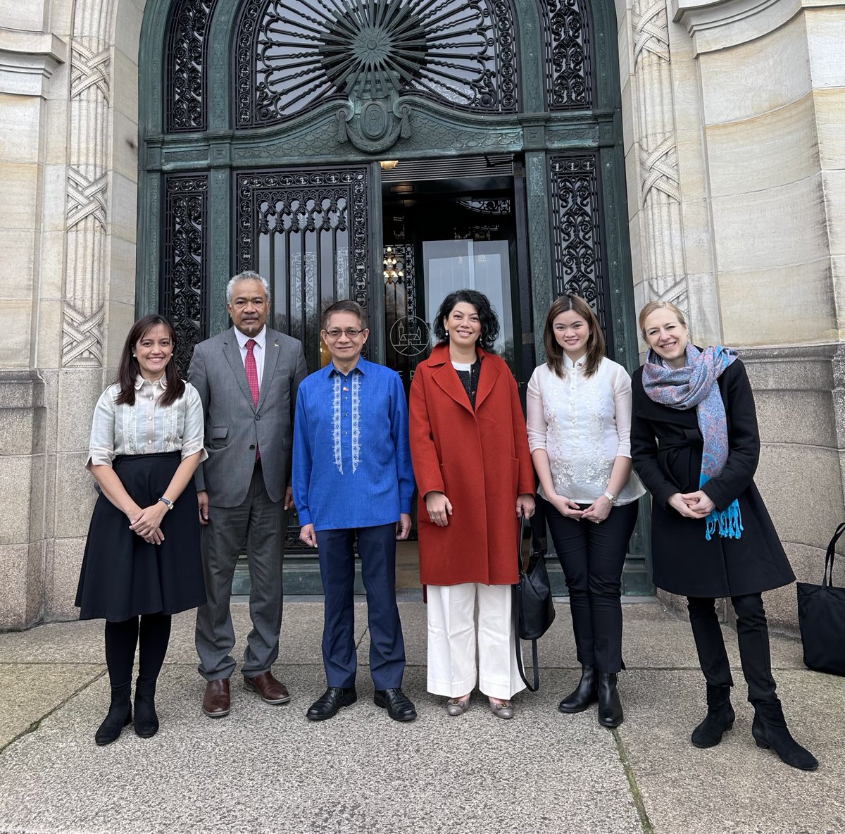 Philippine 🇵🇭& Vanuatu 🇻🇺officials gathered at the Peace Palace today after filing their respective Written Statements re ICJ Advisory Opinion on climate change. PH thanks Vanuatu for its leadership on this existential issue for this and future generations. #ClimateAction #ICJ