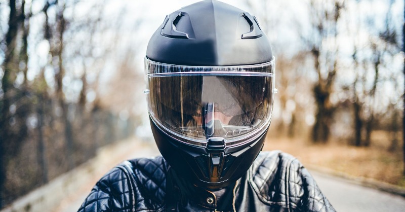 🏍Personalizar tu casco puede ser una forma divertida de añadir un toque único y personal a tu equipamiento de protección.

👉Evita obstruir las aberturas de ventilación.
👉No modifiques la estructura del casco.
👉Utiliza adhesivos removibles.